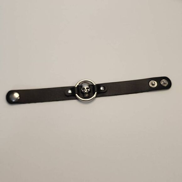 NWT Faux Black Leather Cuff with Silver Skull and Snap Closure - Picture 1 of 7